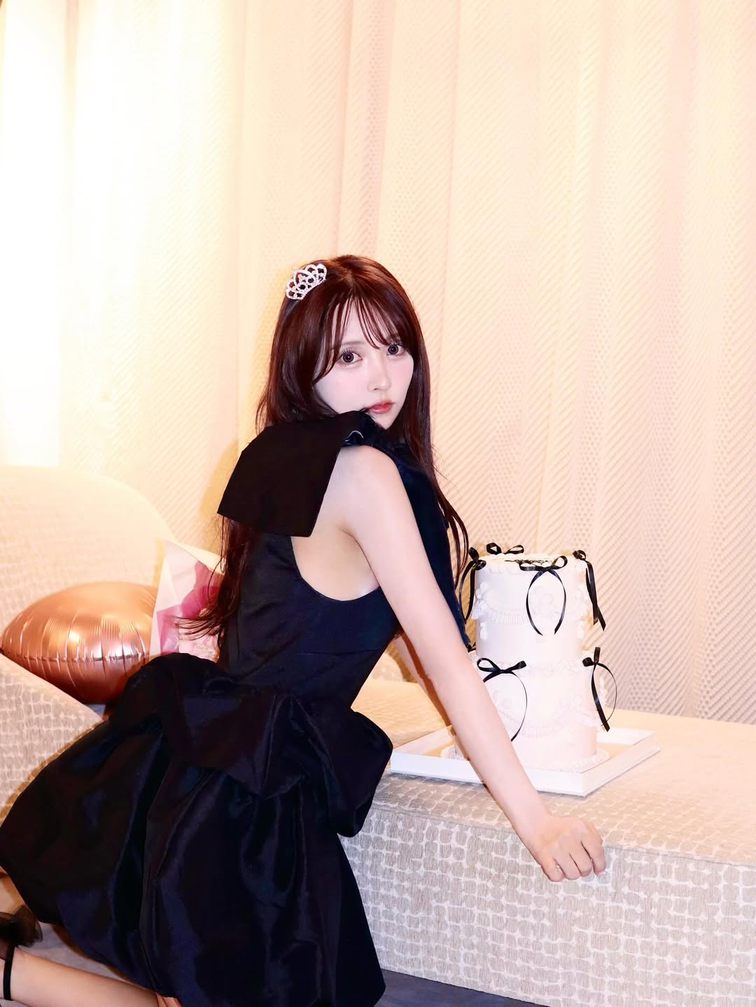 【正妹】三上悠亚生日黑抹胸连衣裙太美，她像一束温柔的光！