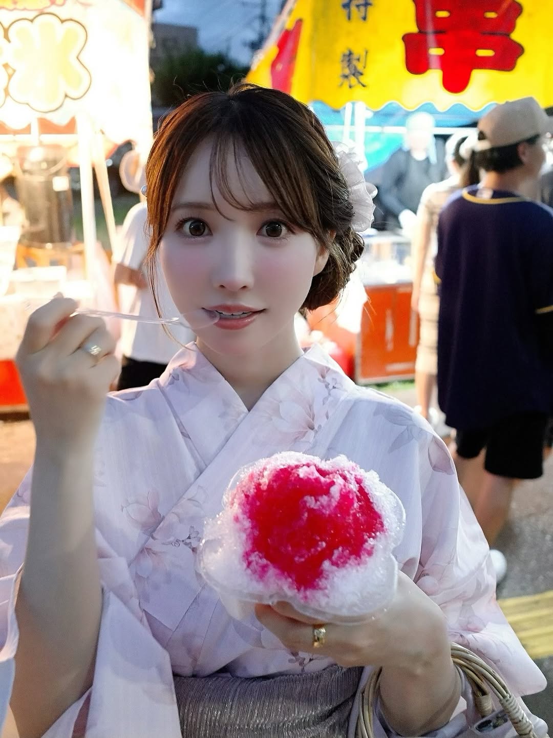 【正妹】三上悠亚和服夜晚美景美照，静静照亮周围的气氛！