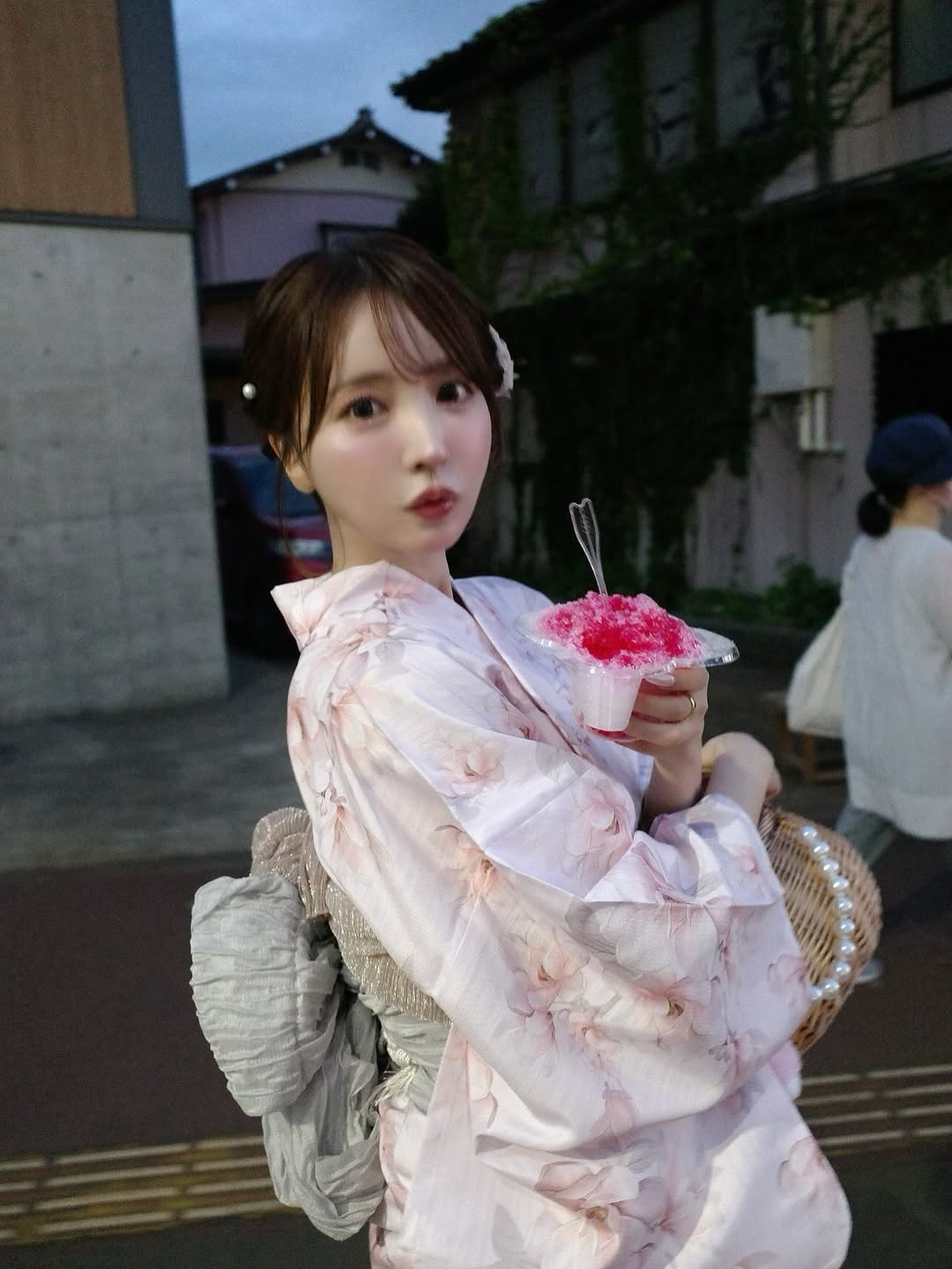 【正妹】三上悠亚和服夜晚美景美照，静静照亮周围的气氛！