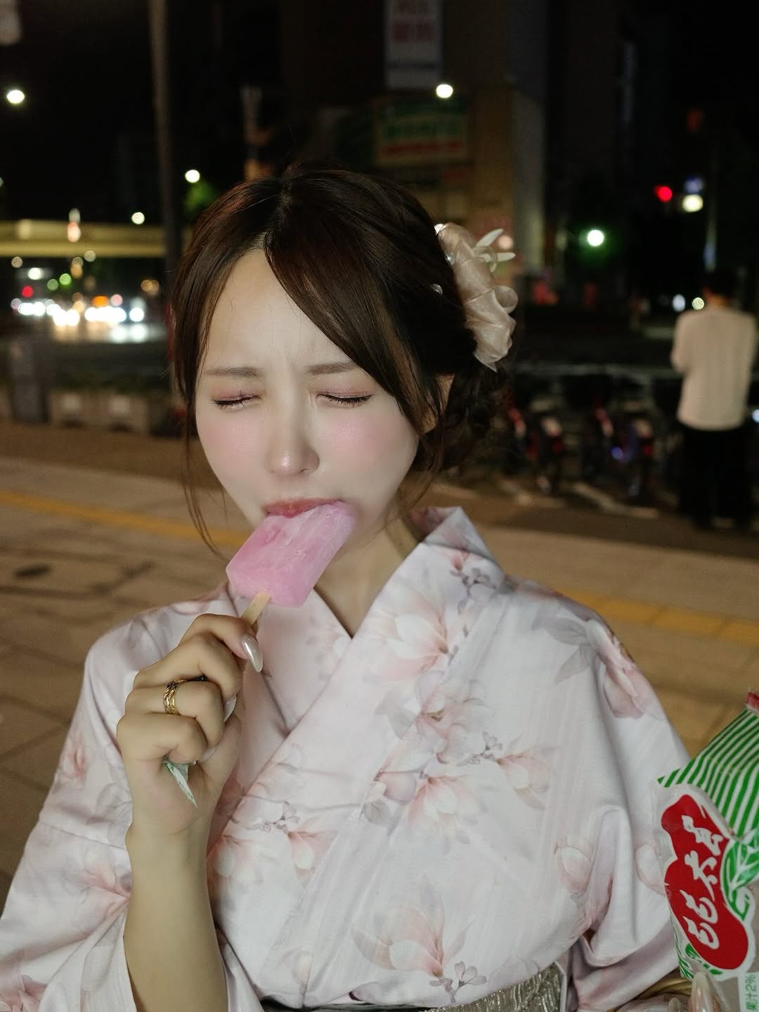 【正妹】三上悠亚和服夜晚美景美照，静静照亮周围的气氛！