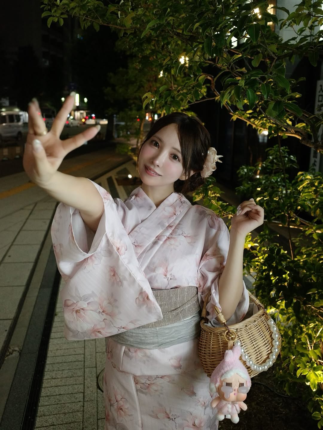 【正妹】三上悠亚和服夜晚美景美照，静静照亮周围的气氛！