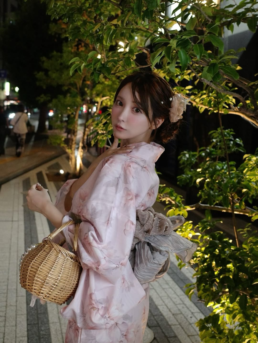 【正妹】三上悠亚和服夜晚美景美照，静静照亮周围的气氛！