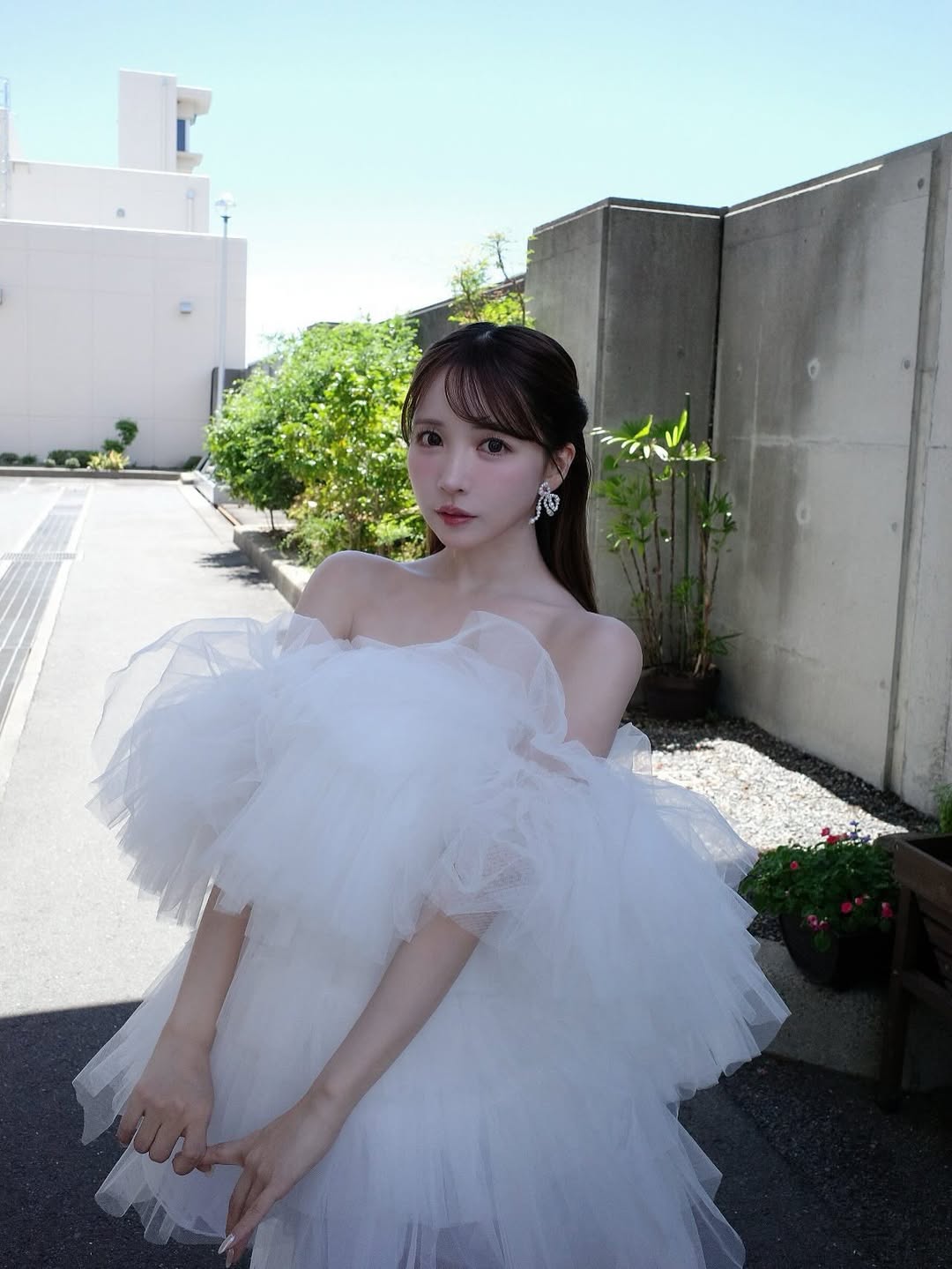 【正妹】三上悠亚白色纱裙写真，当代的魅力巧妙结合！