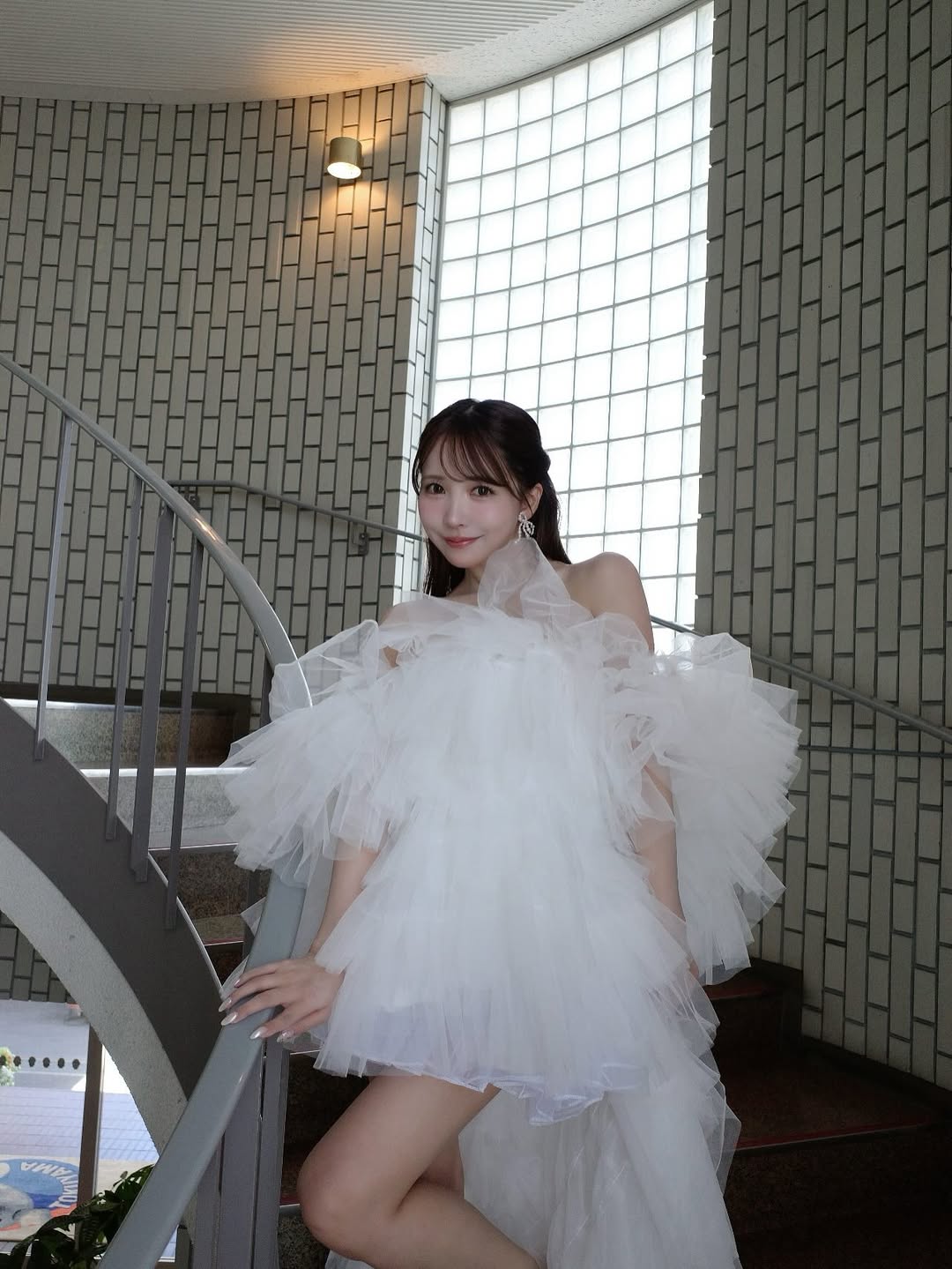 【正妹】三上悠亚白色纱裙写真，当代的魅力巧妙结合！