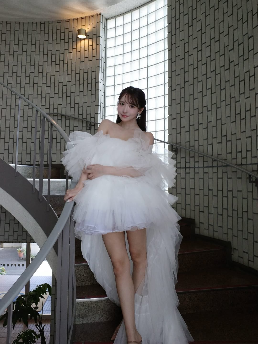 【正妹】三上悠亚白色纱裙写真，当代的魅力巧妙结合！