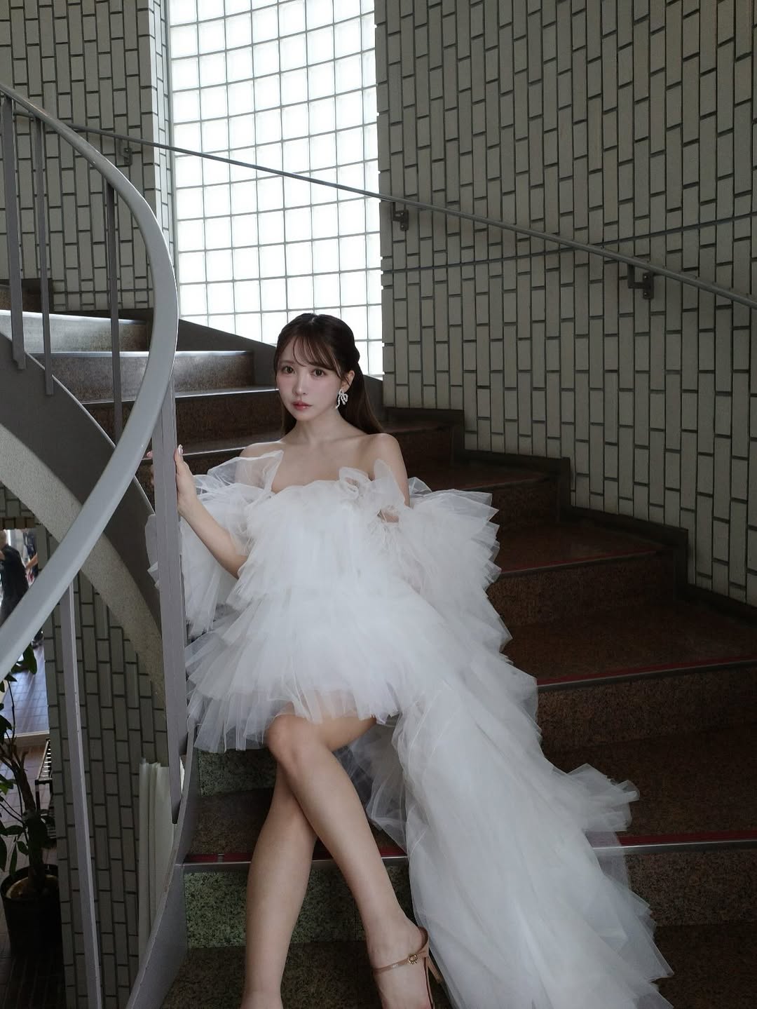 【正妹】三上悠亚白色纱裙写真，当代的魅力巧妙结合！