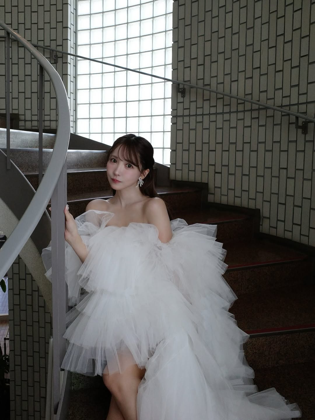 【正妹】三上悠亚白色纱裙写真，当代的魅力巧妙结合！