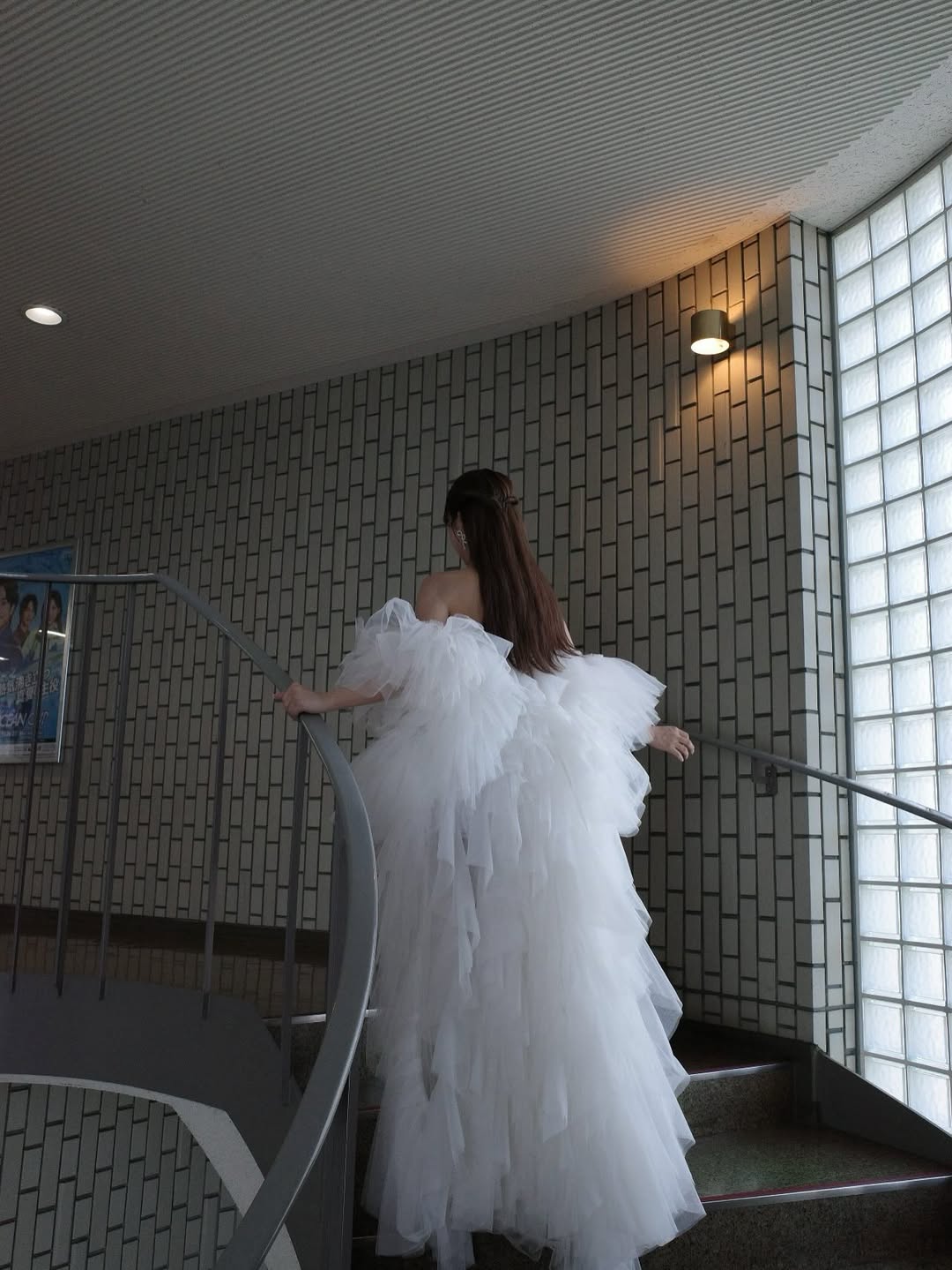 【正妹】三上悠亚白色纱裙写真，当代的魅力巧妙结合！