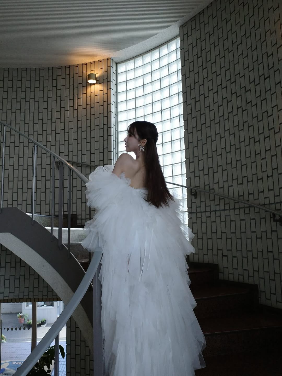 【正妹】三上悠亚白色纱裙写真，当代的魅力巧妙结合！