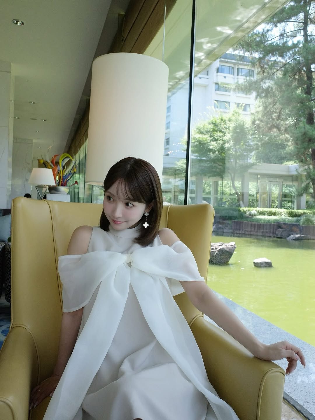 【正妹】三上悠亚蝴蝶结丝带洋装美照，甜美又不失成熟的气质！