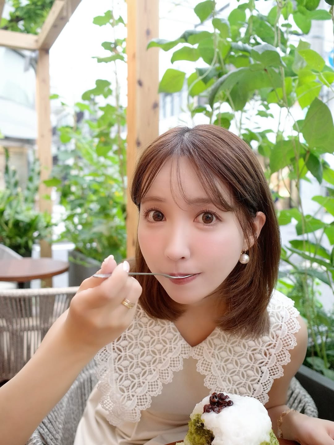 【正妹】三上悠亚甜品店打卡，甜美外貌与独特气质的完美融合！