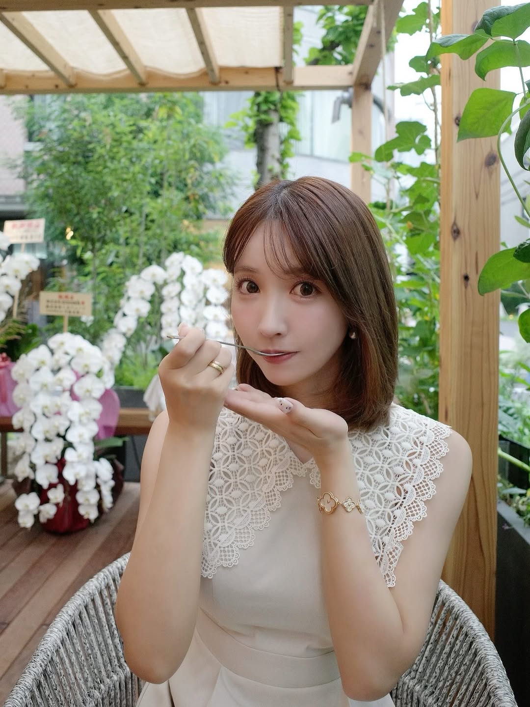 【正妹】三上悠亚甜品店打卡，甜美外貌与独特气质的完美融合！