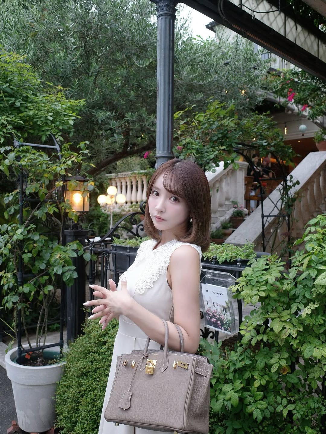 【正妹】三上悠亚甜品店打卡，甜美外貌与独特气质的完美融合！