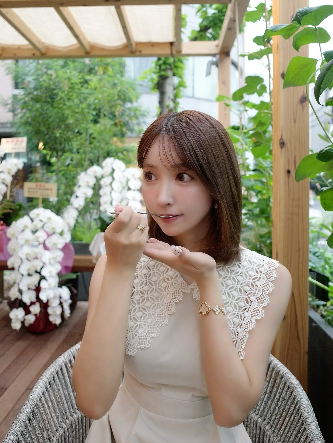 【正妹】三上悠亚甜品店打卡，甜美外貌与独特气质的完美融合！