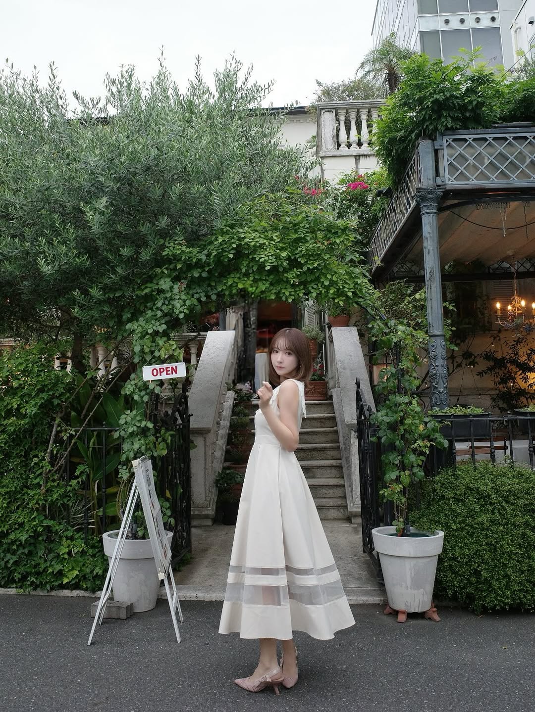 【正妹】三上悠亚甜品店打卡，甜美外貌与独特气质的完美融合！