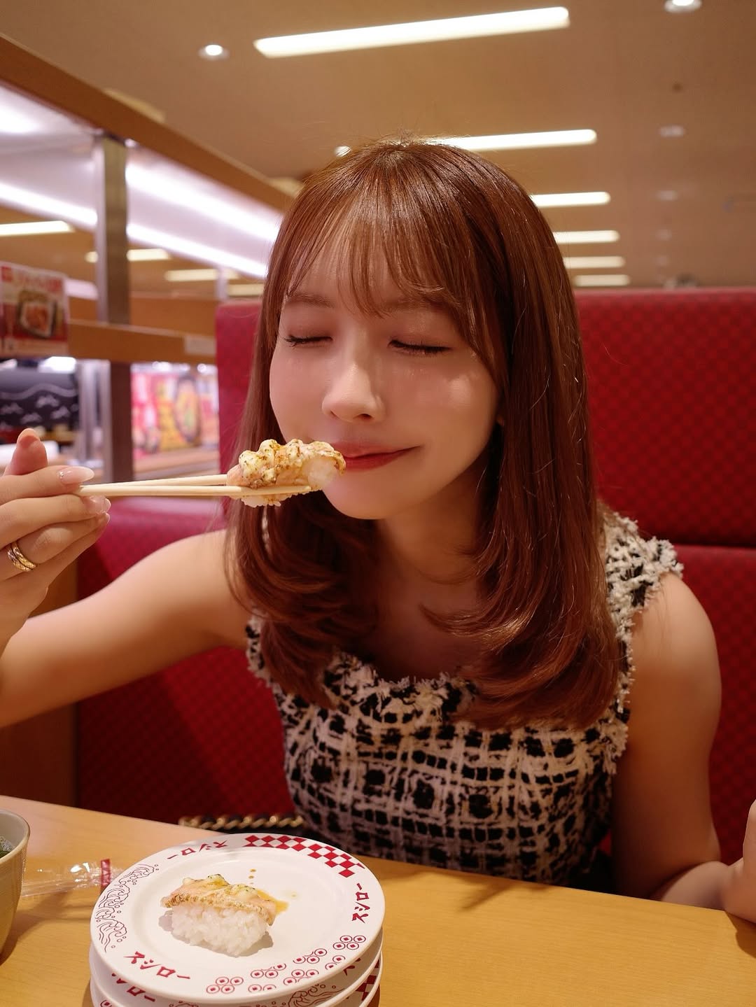 【正妹】三上悠亚日料寿司店品美食照，大家最喜欢的故事是什么?