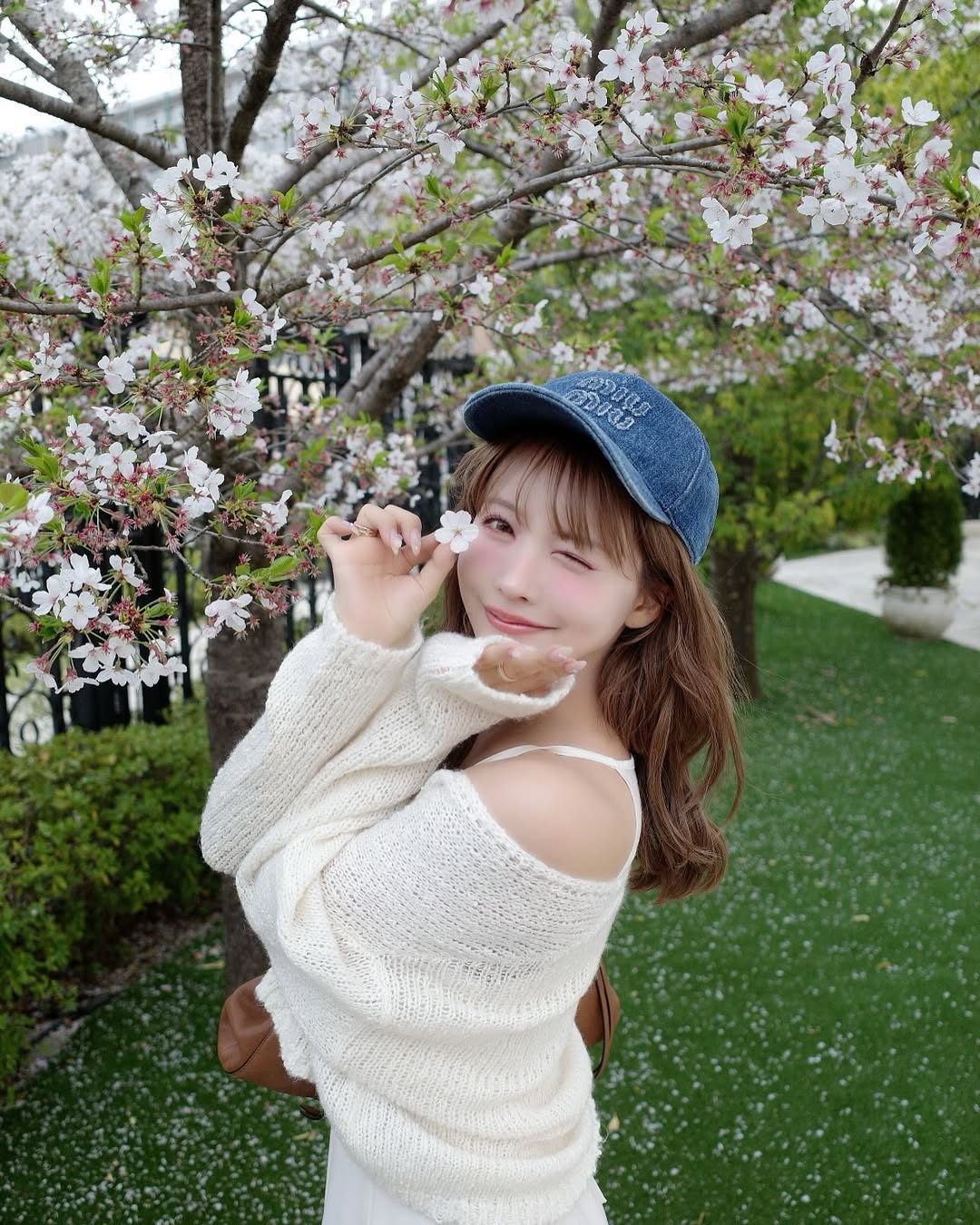 【正妹】三上悠亚樱花树下的美照，淡淡的微笑一个温柔的回眸！