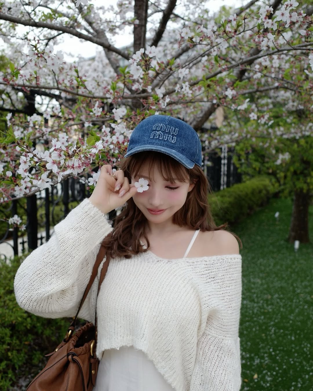 【正妹】三上悠亚樱花树下的美照，淡淡的微笑一个温柔的回眸！