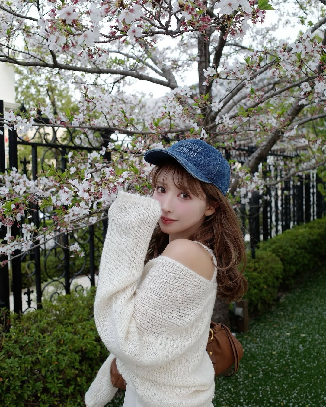 【正妹】三上悠亚樱花树下的美照，淡淡的微笑一个温柔的回眸！