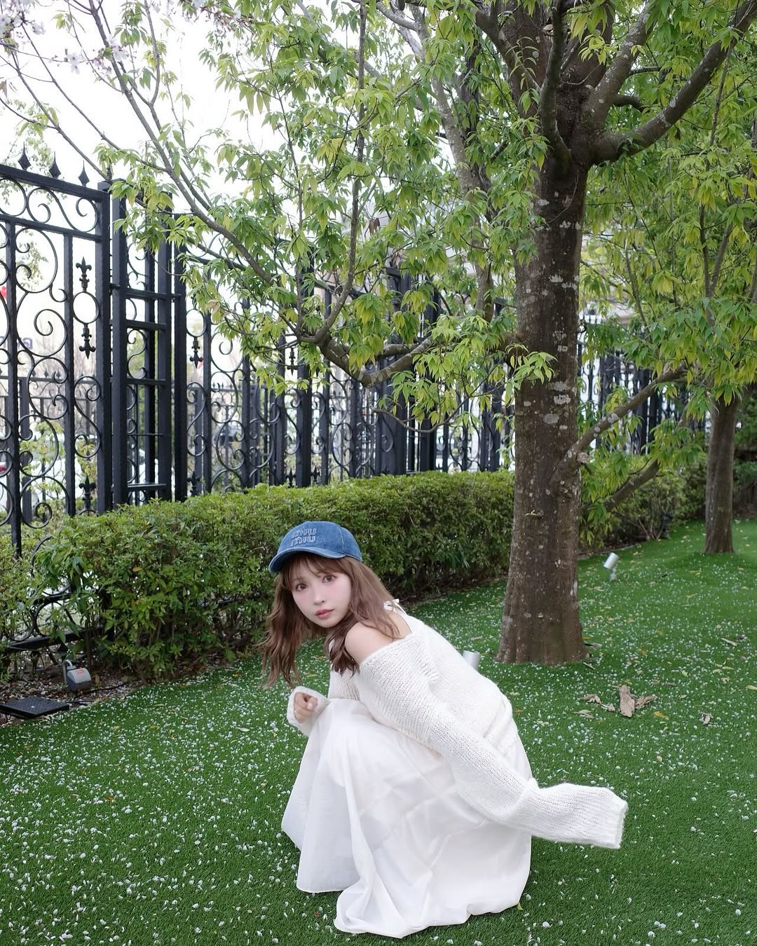 【正妹】三上悠亚樱花树下的美照，淡淡的微笑一个温柔的回眸！