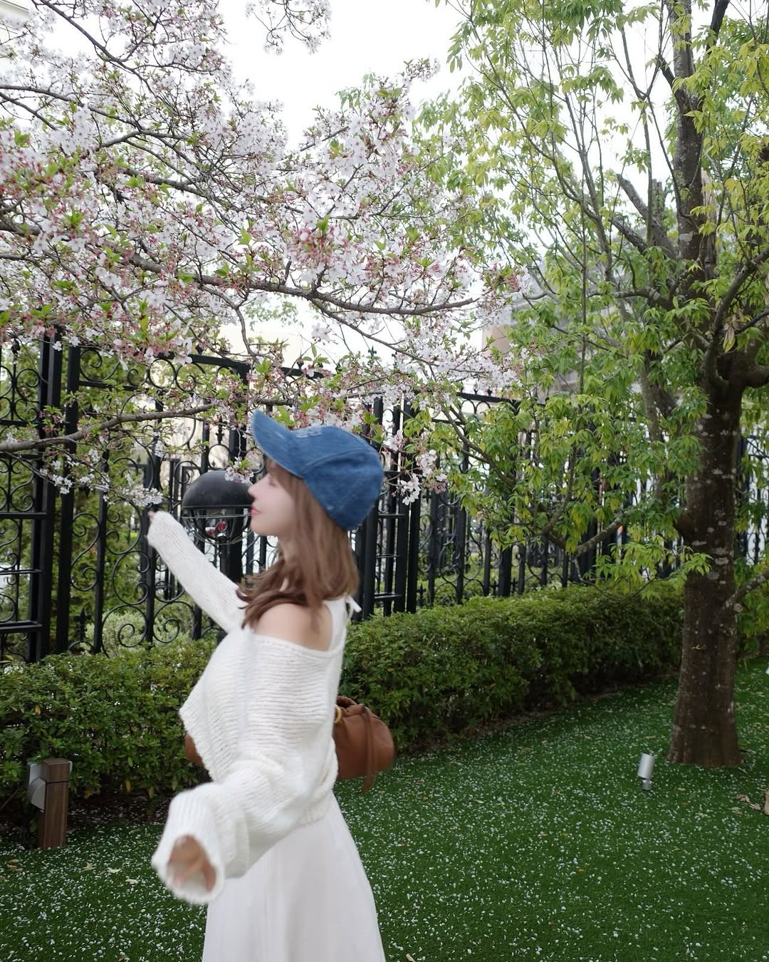 【正妹】三上悠亚樱花树下的美照，淡淡的微笑一个温柔的回眸！