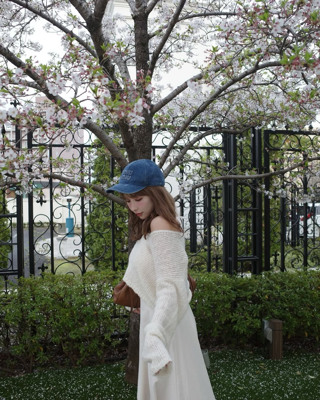 【正妹】三上悠亚樱花树下的美照，淡淡的微笑一个温柔的回眸！