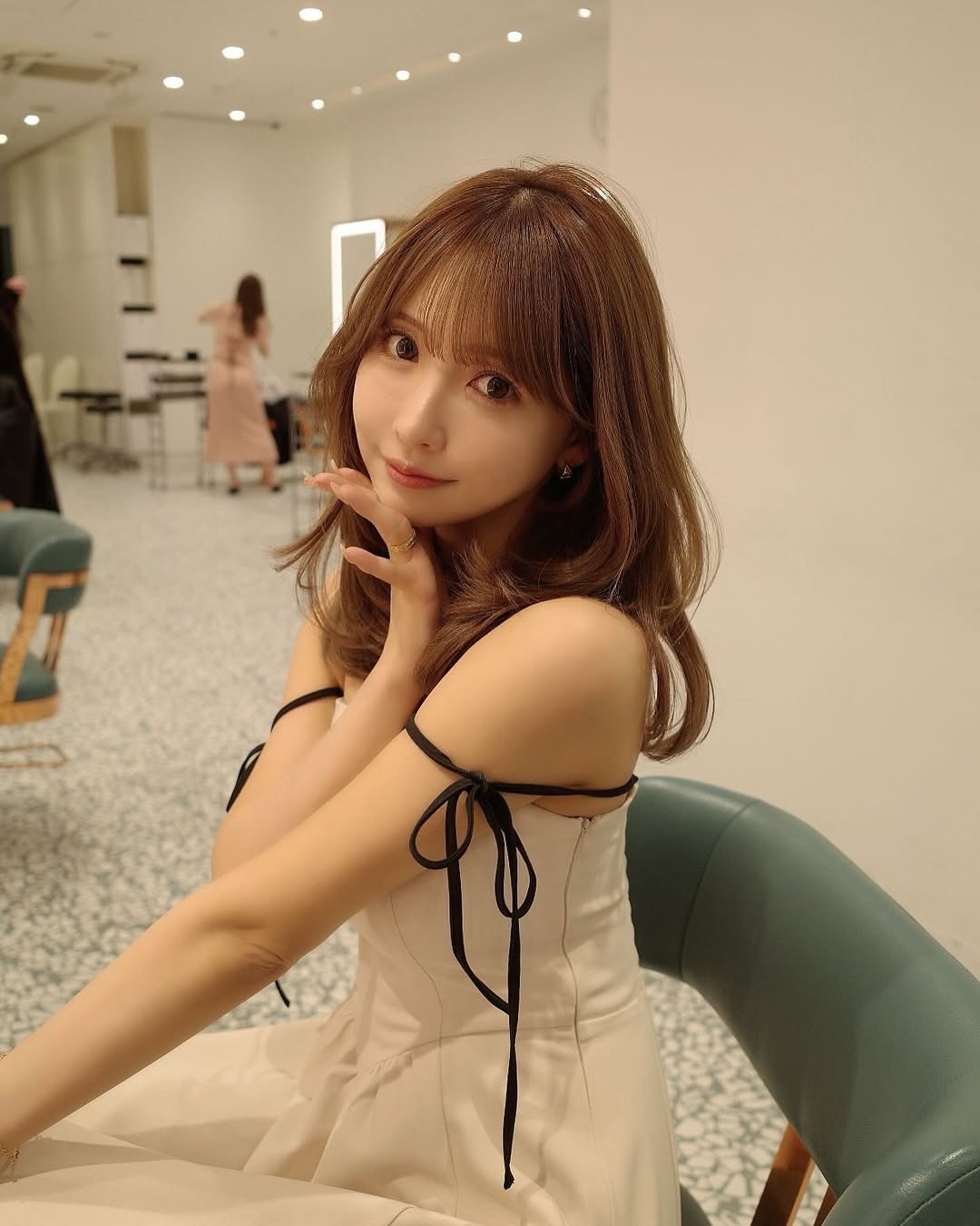 【正妹】三上悠亚理发店剪刘海的美照，让人既感到惊艳又心生温柔！