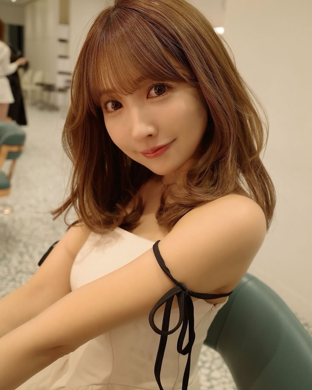 【正妹】三上悠亚理发店剪刘海的美照，让人既感到惊艳又心生温柔！