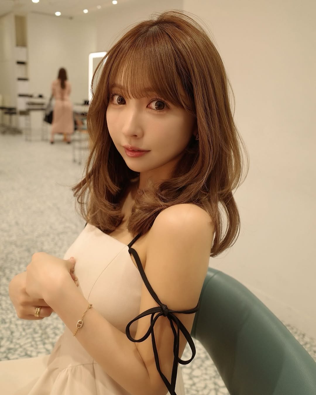 【正妹】三上悠亚理发店剪刘海的美照，让人既感到惊艳又心生温柔！