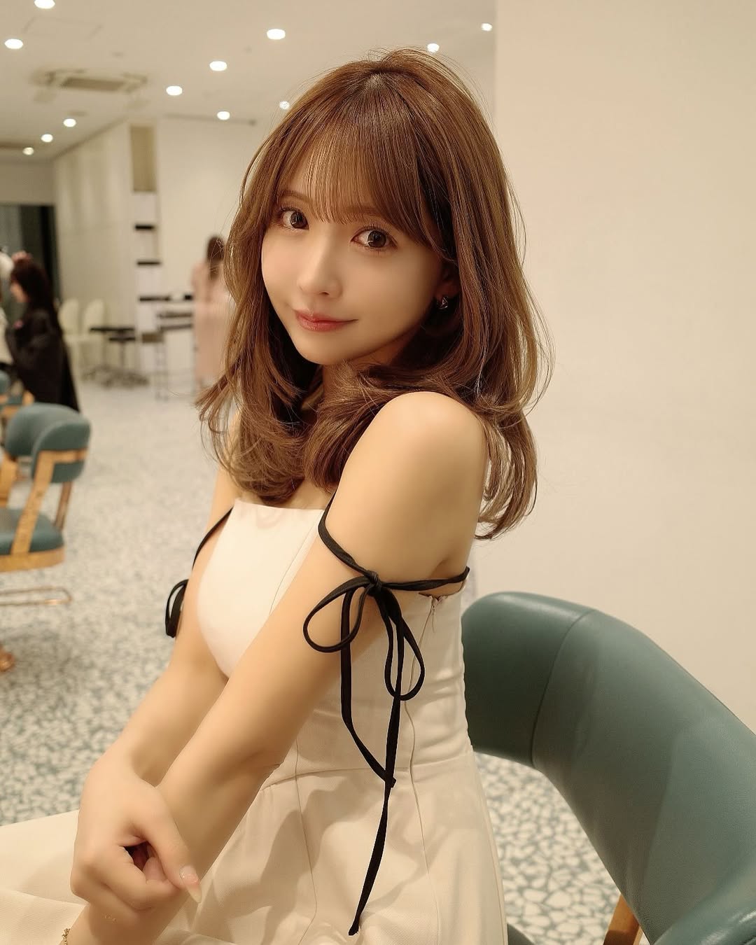 【正妹】三上悠亚理发店剪刘海的美照，让人既感到惊艳又心生温柔！