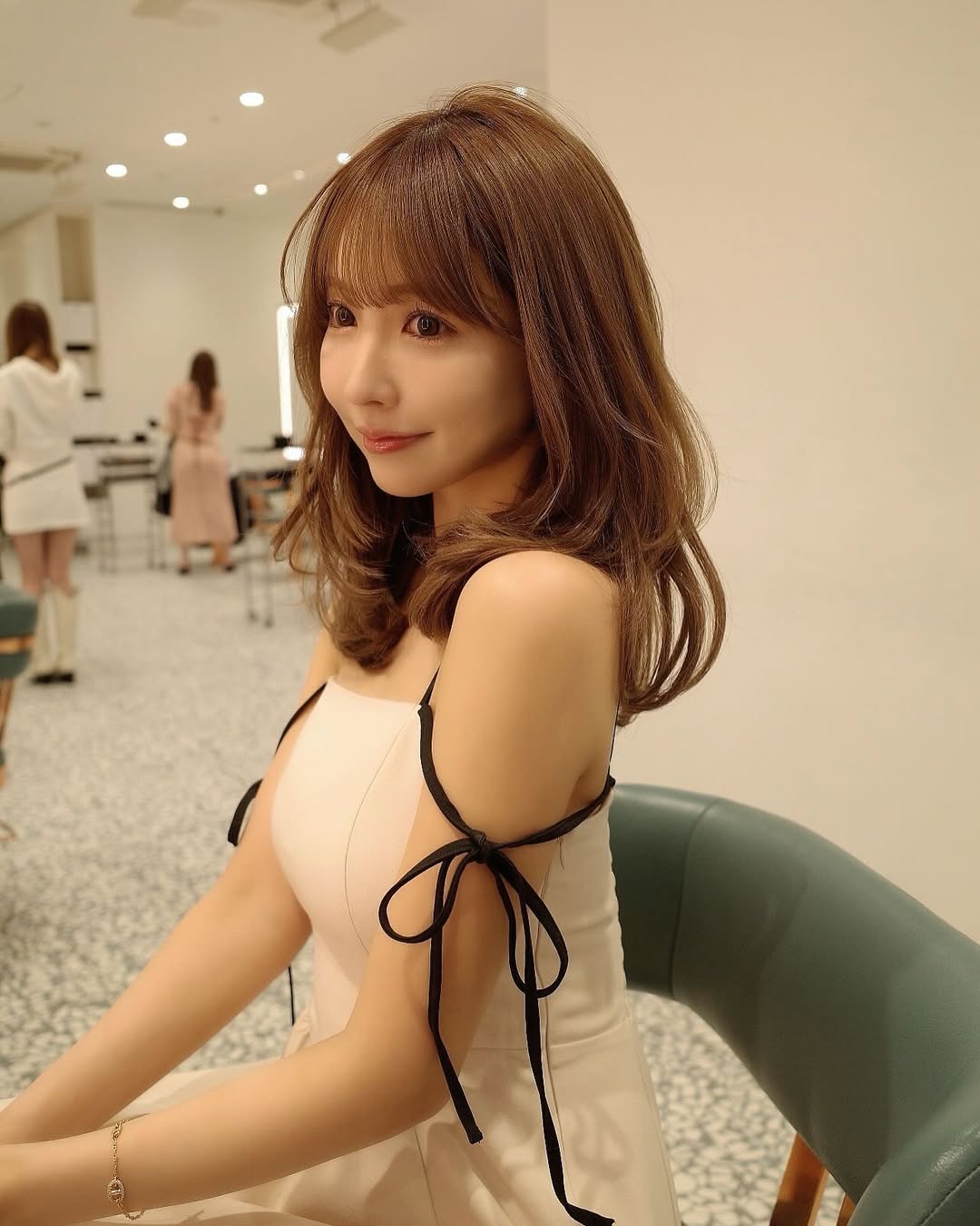 【正妹】三上悠亚理发店剪刘海的美照，让人既感到惊艳又心生温柔！