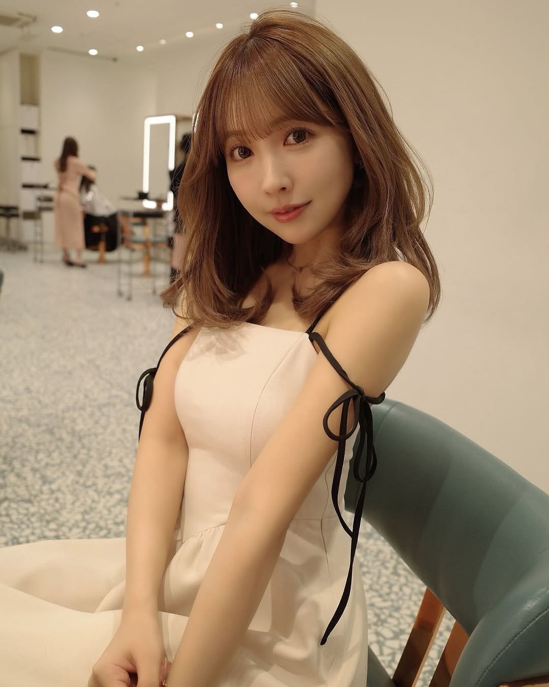 【正妹】三上悠亚理发店剪刘海的美照，让人既感到惊艳又心生温柔！