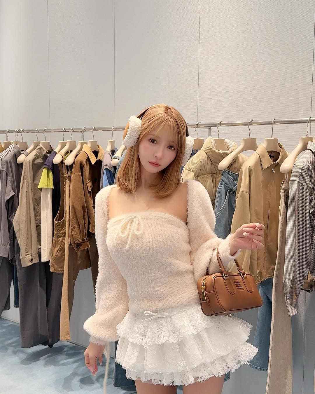 【正妹】三上悠亚商场服装店拍美照，一袭简洁的清新装扮！