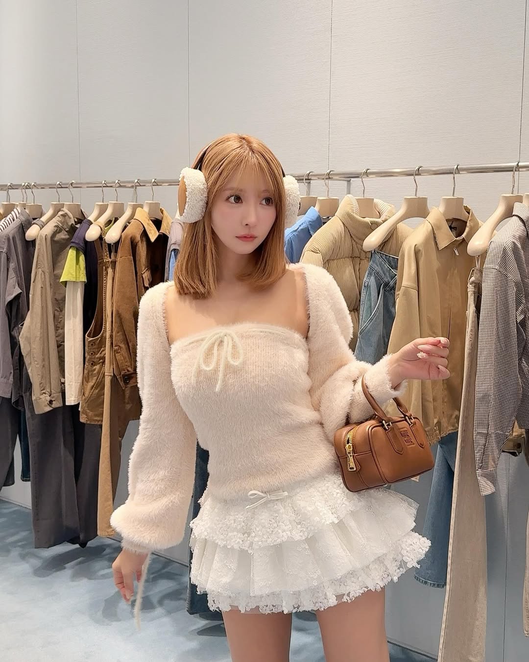 【正妹】三上悠亚商场服装店拍美照，一袭简洁的清新装扮！