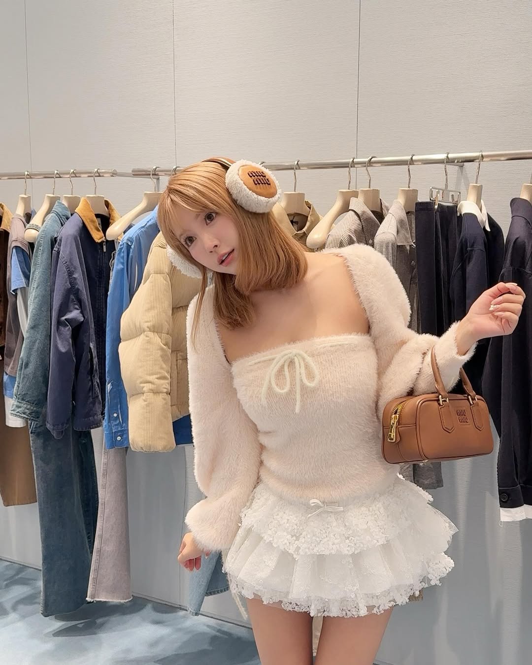 【正妹】三上悠亚商场服装店拍美照，一袭简洁的清新装扮！