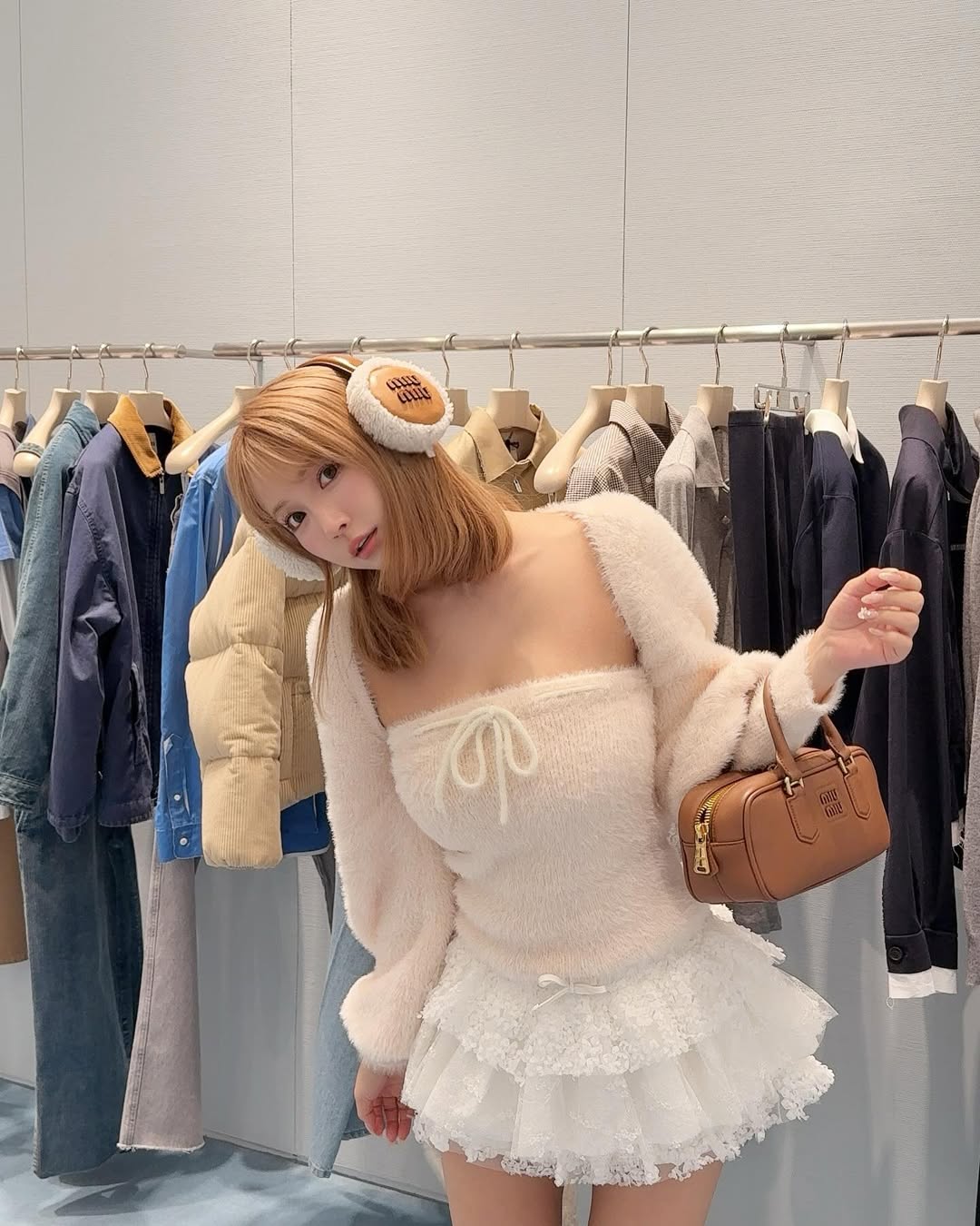 【正妹】三上悠亚商场服装店拍美照，一袭简洁的清新装扮！