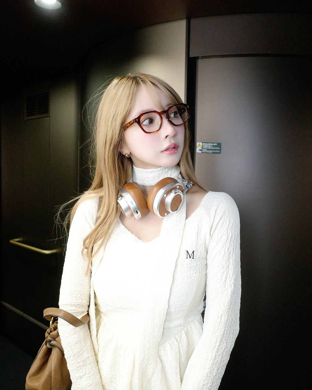 【正妹】三上悠亚坐火车温泉之旅，自然大方的姿态的穿搭！