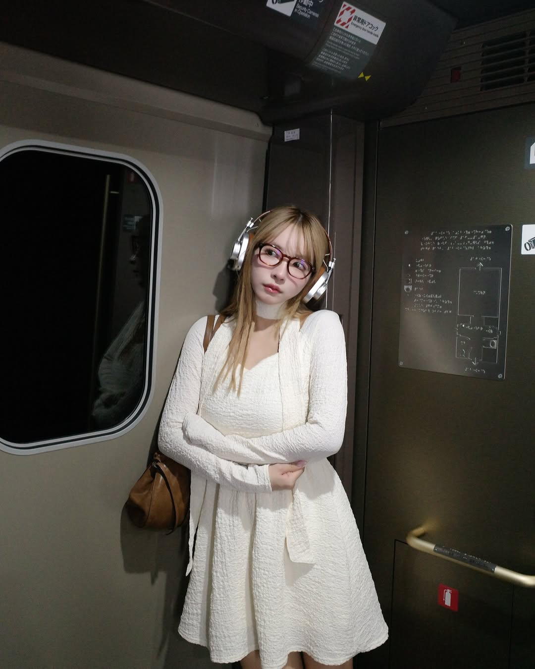 【正妹】三上悠亚坐火车温泉之旅，自然大方的姿态的穿搭！