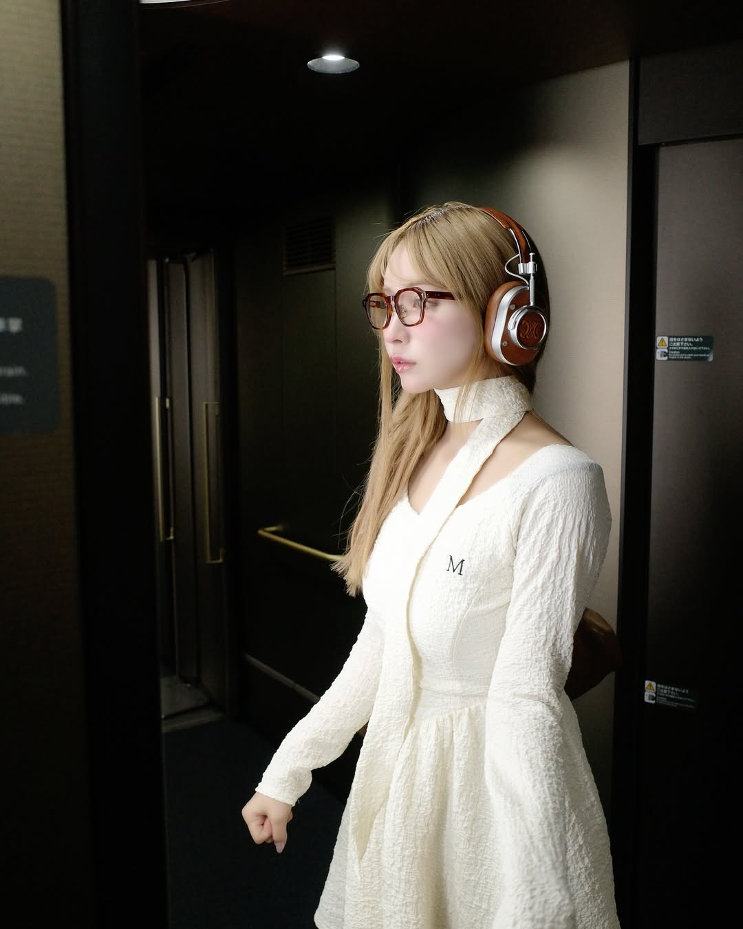 【正妹】三上悠亚坐火车温泉之旅，自然大方的姿态的穿搭！