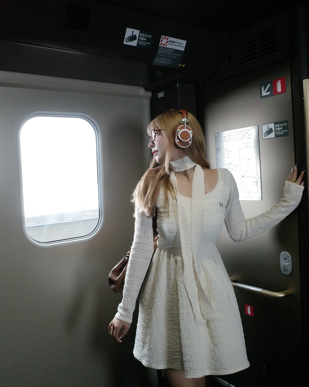 【正妹】三上悠亚坐火车温泉之旅，自然大方的姿态的穿搭！