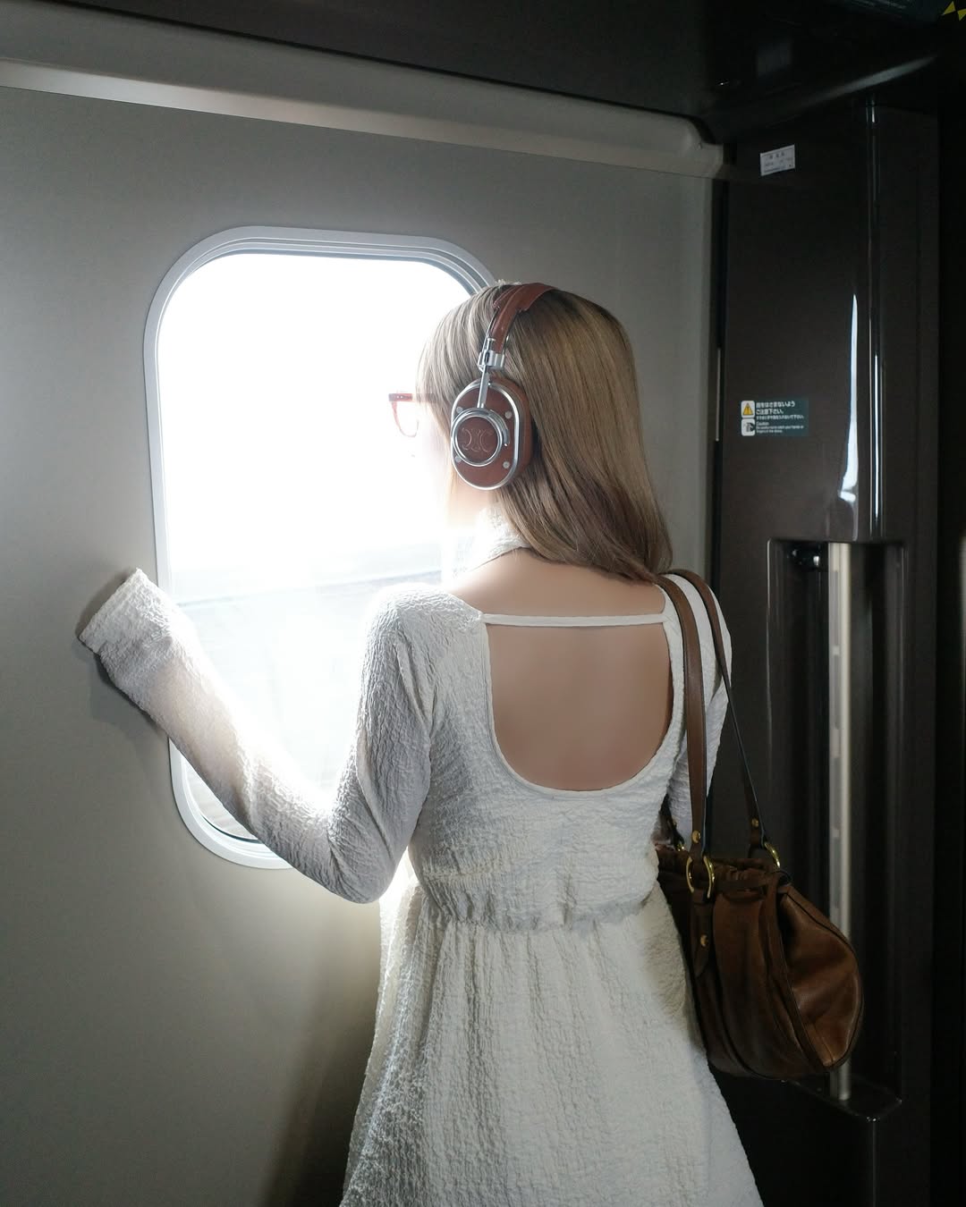 【正妹】三上悠亚坐火车温泉之旅，自然大方的姿态的穿搭！