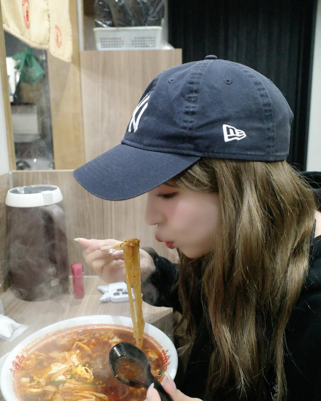 【正妹】三上悠亚美食拉面的照片，美的让人忍不住屏息欣赏！