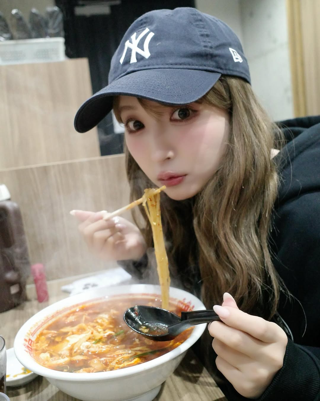 【正妹】三上悠亚美食拉面的照片，美的让人忍不住屏息欣赏！