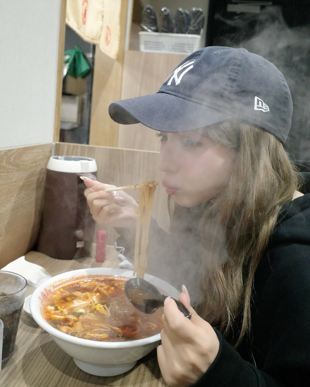 【正妹】三上悠亚美食拉面的照片，美的让人忍不住屏息欣赏！