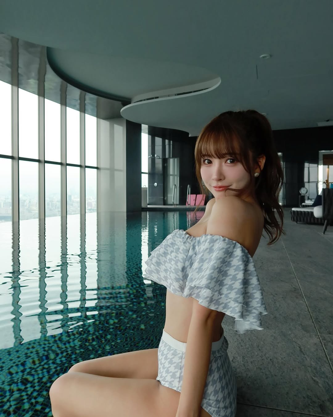 【正妹】三上悠亚的泳装泳池美照，美好凝结在那一瞬间！