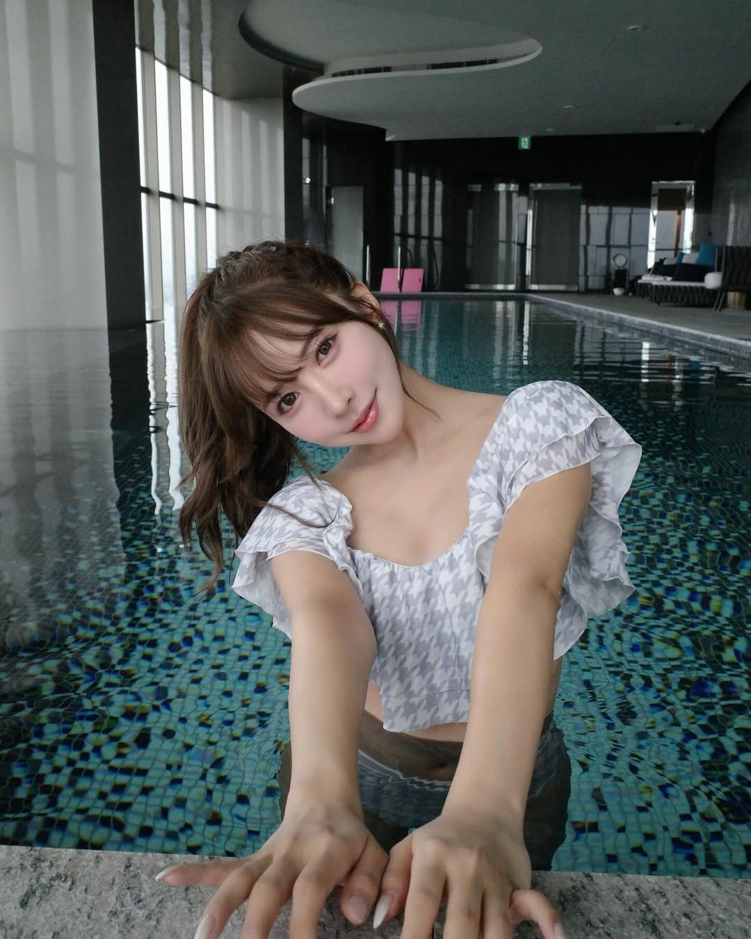 【正妹】三上悠亚的泳装泳池美照，美好凝结在那一瞬间！