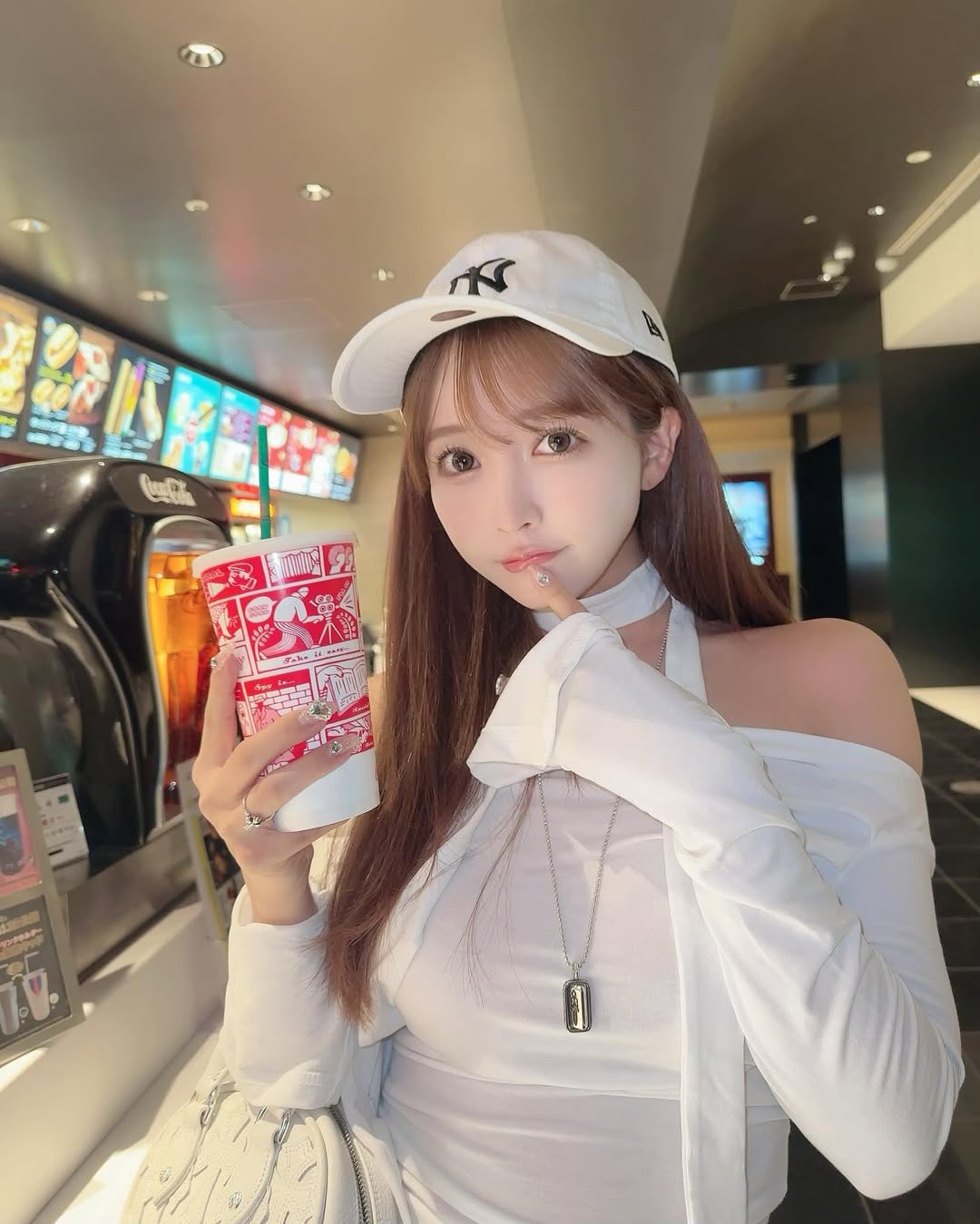 【正妹】三上悠亚电影院美照，自然静谧揉合的疗愈故事！