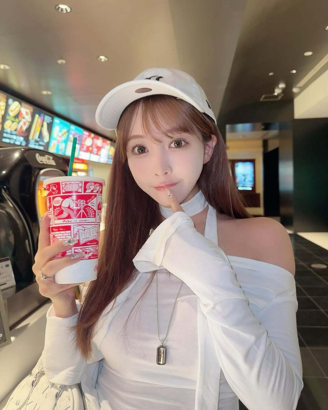 【正妹】三上悠亚电影院美照，自然静谧揉合的疗愈故事！