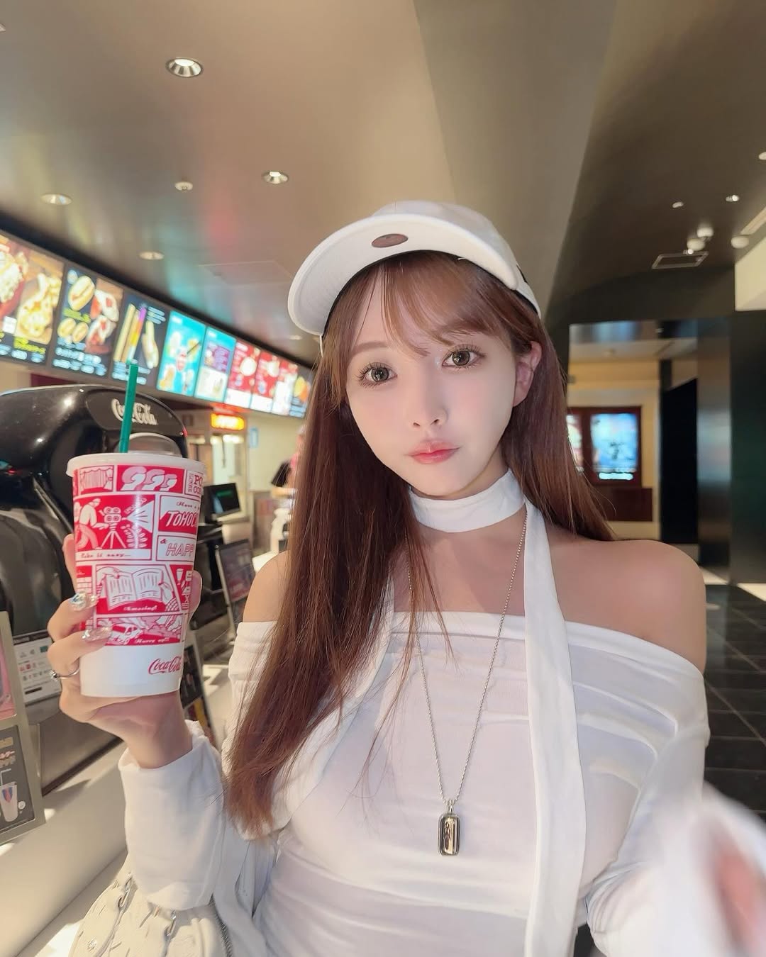 【正妹】三上悠亚电影院美照，自然静谧揉合的疗愈故事！