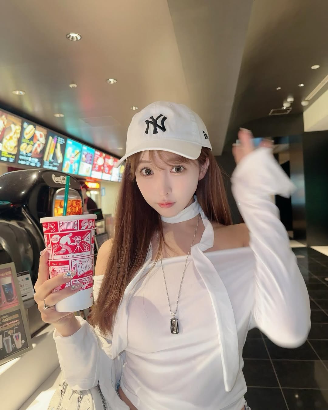 【正妹】三上悠亚电影院美照，自然静谧揉合的疗愈故事！